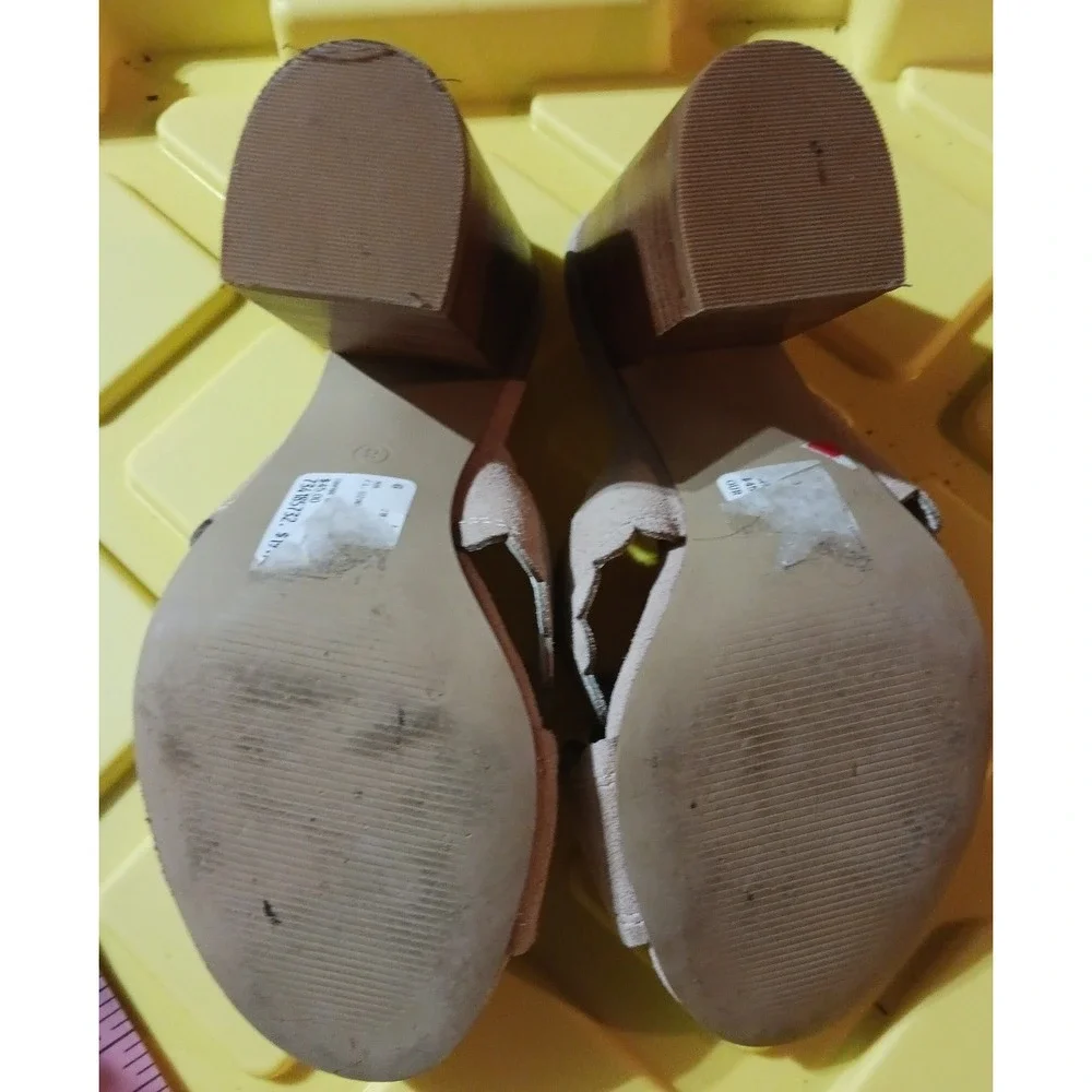 Mia Roslyn Tan Suede‎ Scalloped Criss Cross Slip On Block Heel Sandals, Size 8 - Picture 5 of 6